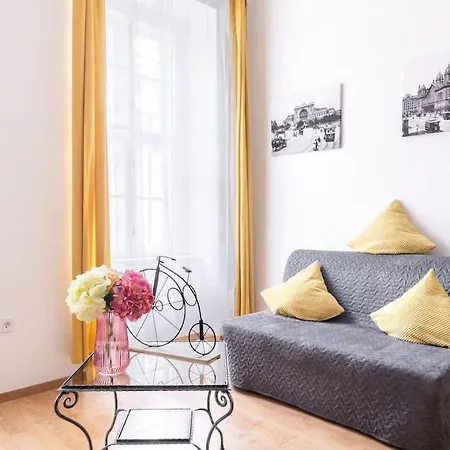Vintage Style Cozy Downtown Apartment. شقة *