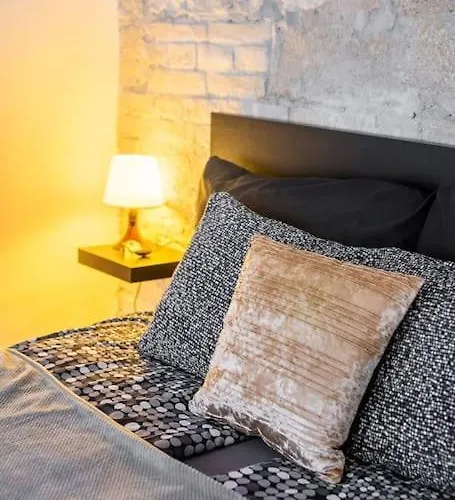 Vintage Style Cozy Downtown Apartment. *