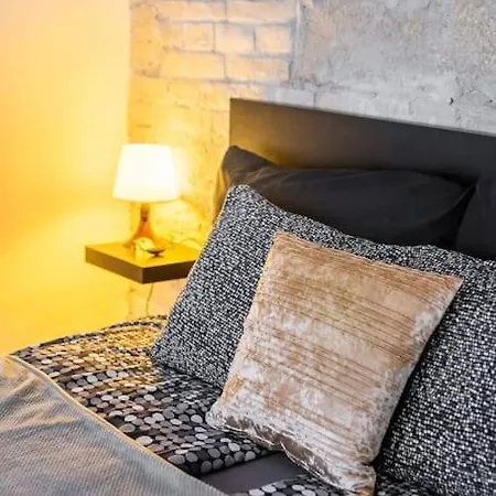Vintage Style Cozy Downtown Apartment. *
