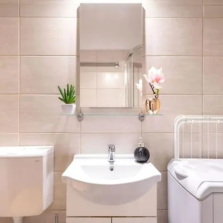 Vintage Style Cozy Downtown Apartment. Daire *